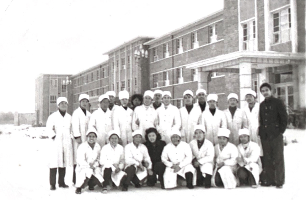 1981年醫(yī)院部分醫(yī)生合影.jpg