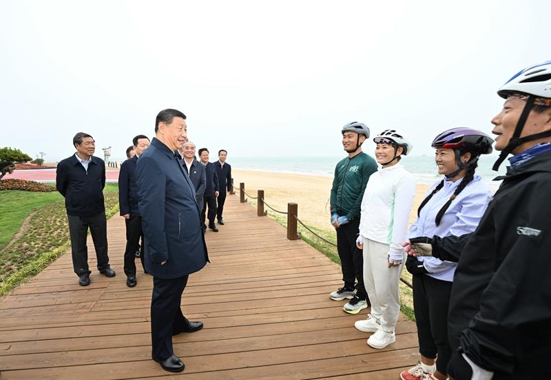 2024年5月22日，習近平總書記在山東日照市陽光海岸綠道同市民親切交流,。
