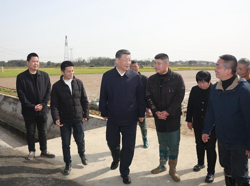 2024年3月19日,，習近平總書記在湖南常德市鼎城區(qū)謝家鋪鎮(zhèn)港中坪村,，同種糧大戶、農技人員,、基層干部親切交流,。