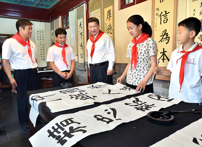 2014年5月30日，習(xí)近平總書記來到北京市海淀區(qū)民族小學(xué)，參加慶祝“六一”國際兒童節(jié)活動(dòng)。這是總書記觀看學(xué)生書寫的毛筆字。
