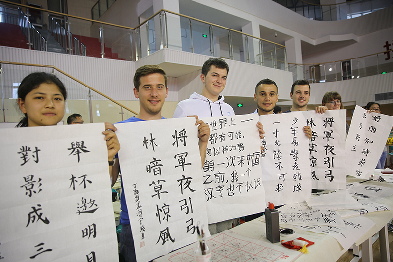 2017年6月5日，來自青島大學(xué)和中國石油大學(xué)（華東）的外國留學(xué)生在展示現(xiàn)場(chǎng)完成的書法作品。
