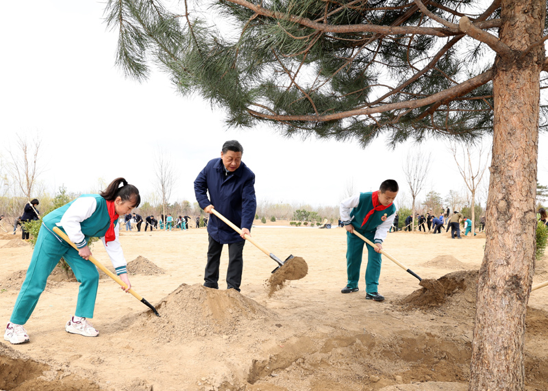 2022年3月，習近平總書記來到北京市大興區(qū)黃村鎮(zhèn)參加首都義務植樹活動,，同大家一起植樹,。新華社記者 黃敬文 攝