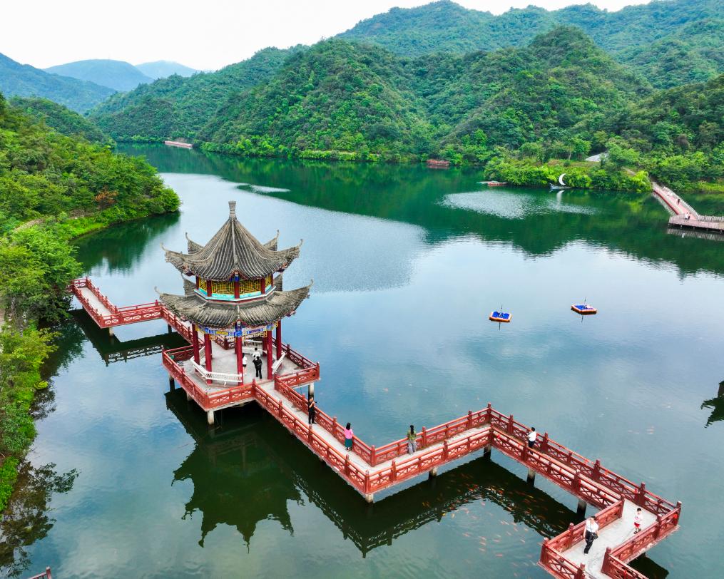 2024年8月11日,，游客在湖南省雙牌縣陽明山國家森林公園萬和湖休閑游玩。新華社發(fā)（周秀魚春攝）