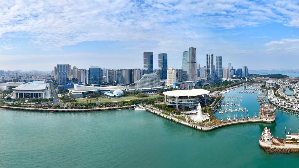 2024年1月24日拍攝的廈門國際會議中心,、環(huán)島路一帶濱海城市景觀。新華社記者姜克紅攝