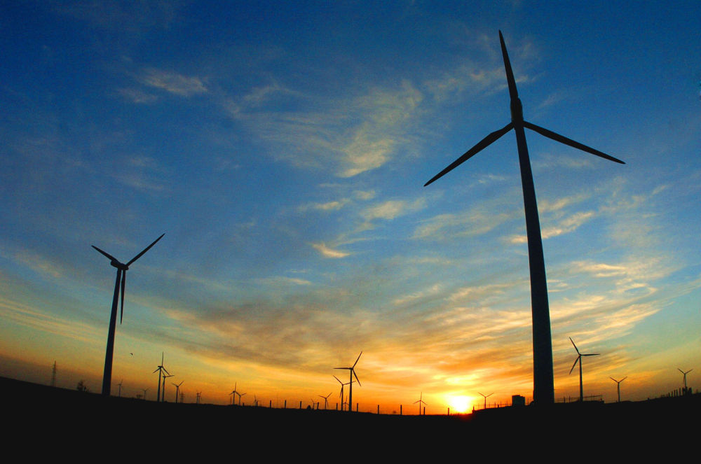 2005年,，吉林省白城市通榆縣境內幾十部風力發(fā)電機組在工作。新華社發(fā)