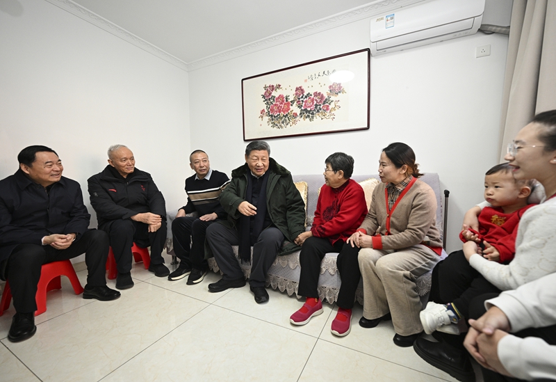 2025年1月23日上午，習(xí)近平總書記在遼寧沈陽大東區(qū)長安街道長安小區(qū)考察時,，走進(jìn)居民郎素蘭家中看望,。